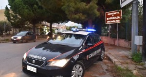 Minaccia i carabinieri che soccorrono la moglie maltrattata. arrestato