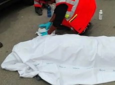 Uomo di 42 anni cade dal balcone in via Brigata Aosta, muore in strada, indagini