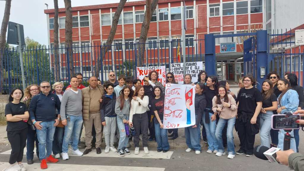 Manifestazione scuola Domenico Scinà contro i furti