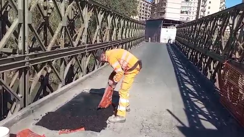 Ponte Bailey, rattoppo alla sede stradale