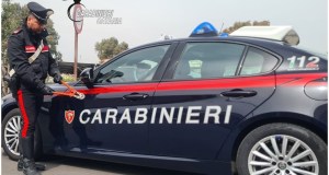 Insegue il fratello con la mannaia e lo uccide, altri due feriti