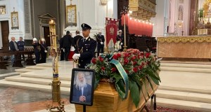 In migliaia ai funerali di Vincenzo Agostino, l’ultimo saluto al guerriero “Portiamo avanti noi la sua battaglia”