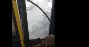 Furgone si schianta contro un bus in via Libertà, paura tra i passeggeri