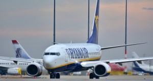 Un pezzo di motore sfonda il finestrino: panico a bordo di un volo Ryanair