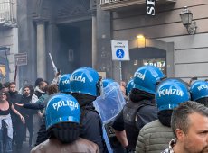 Corteo anti NATO a Napoli, scontro tra manifestanti e polizia (VIDEO)
