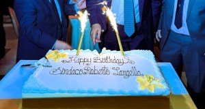 La torta di compleanno a New York con la scritta sbagliata, Lagalla diventa “Mister Langella”