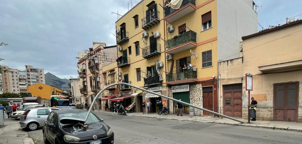 Crolla palo in via Perpignano, Palermo