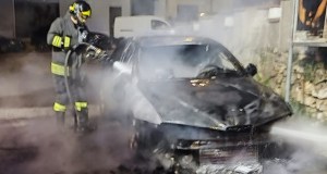 A fuoco auto a Partinico, le fiamme hanno distrutto un’Alfa Romeo, indagini