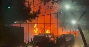 Incendio in una ditta in via Lanza di Scalea, fiamme distruggo mezzi parcheggiati