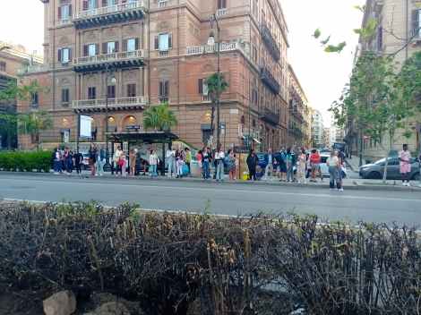 Utenti fermi in attesa di autobus Amat, Palermo, via Libertà, 12 maggio 2024
