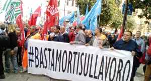 Tragedia sul lavoro a Casteldaccia, rabbia dei lavoratori allo sciopero generale, “Colpa è della politica”