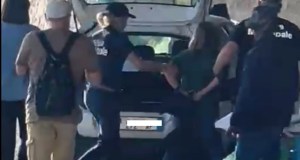 Donna aggredisce i vigili urbani dopo una multa ad un ambulante abusivo