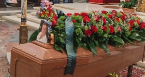 I funerali di Angelo Onorato, dolore e rabbia per l’ultimo saluto, “Non crediamo al suicidio, lottiamo per avere giustizia”