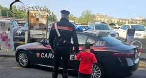 Bimbo di 7 anni si perde tra le vie del centro storico, ritrovato dai carabinieri
