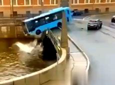 Autobus precipita in un canale in Russia, 3 passeggeri sono morti, il VIDEO
