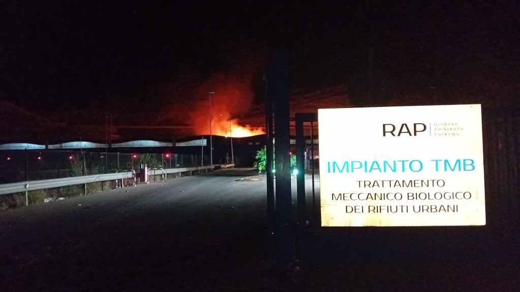 Incendio Bellolampo Palermo, fiamme dietro al TMB