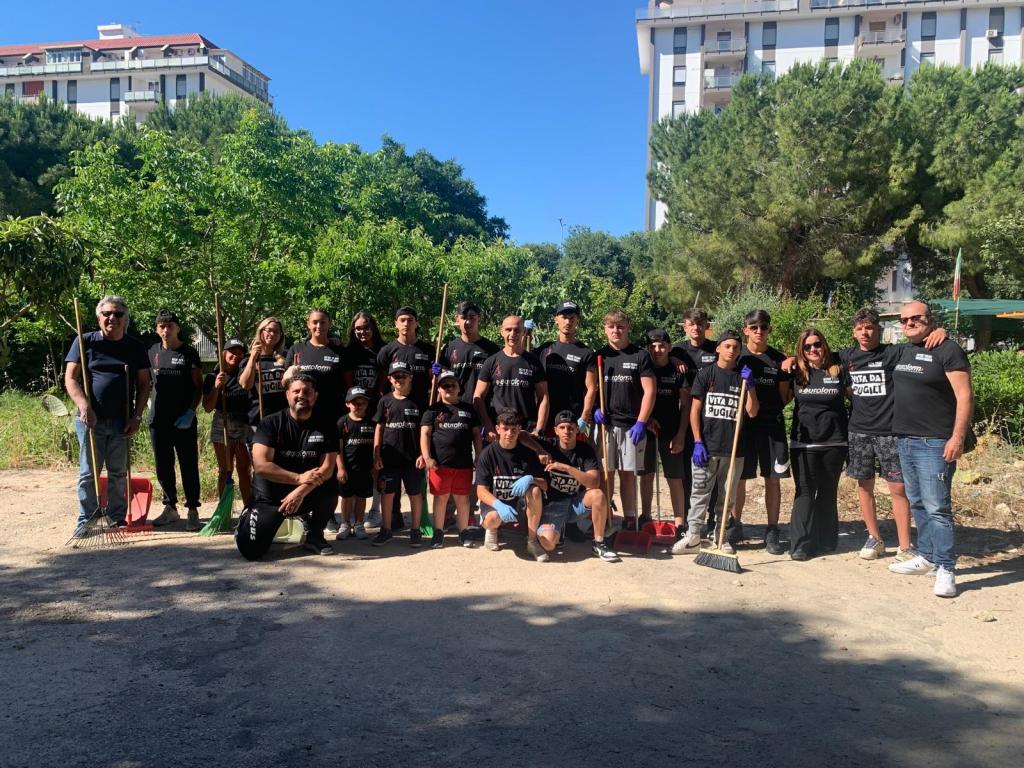 Residenti ed associazioni ripuliscono villetta via Luigi Einaudi, Zen