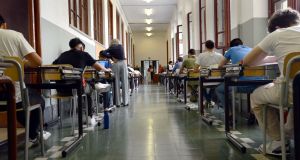 Maturità 2026: smartphone vietati, scena muta e calcolatrici ammesse. Tutte le regole