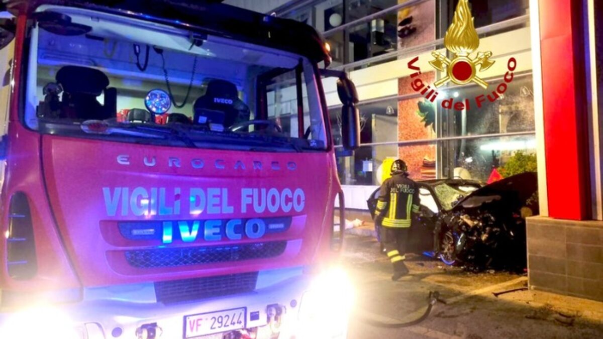 Auto conto un muro, quattro giovani amici perdono la vita