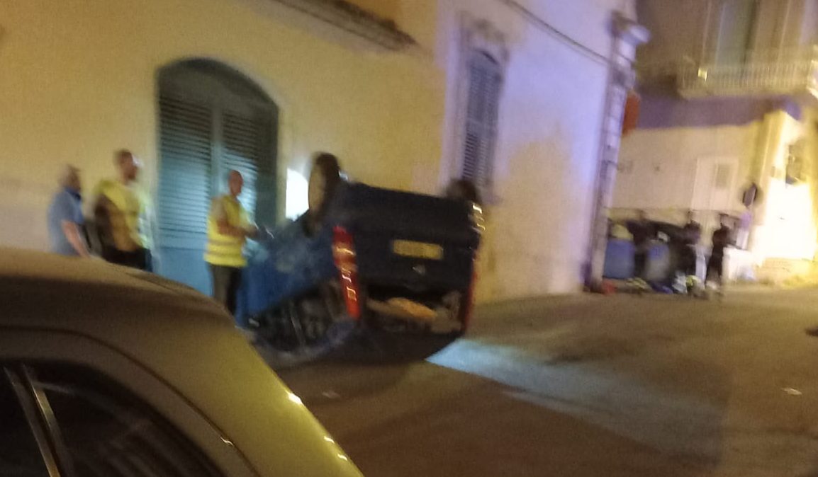 Schianto tra due auto nel Ragusano, una cappotta, ci sono feriti ...