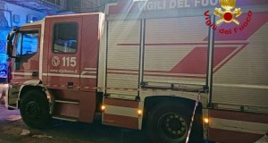 Vigili del fuoco derubati durante lo spegnimento un incendio rifiuti al Cep