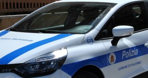 Getta i rifiuti dal finestrino e scappa, inseguimento in via Ammiraglio Rizzo