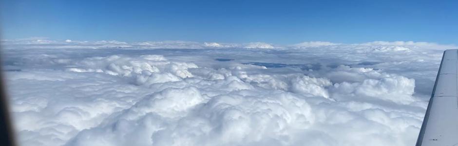 Voli in ritardo, l’Europa riscrive i diritti dei passeggeri: rimborsi in 7 giorni e stop all’attesa infinita sulla pista