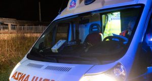 Cambia le ruote alla sua auto, il cric cede e resta schiacciato: morto a 40 anni