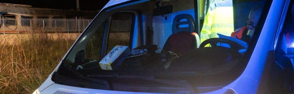 Cambia le ruote alla sua auto, il cric cede e resta schiacciato: morto a 40 anni