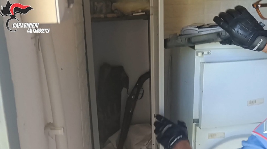 Armi e droga in un casolare a Niscemi