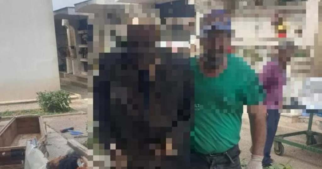 Selfie con il morto al cimitero