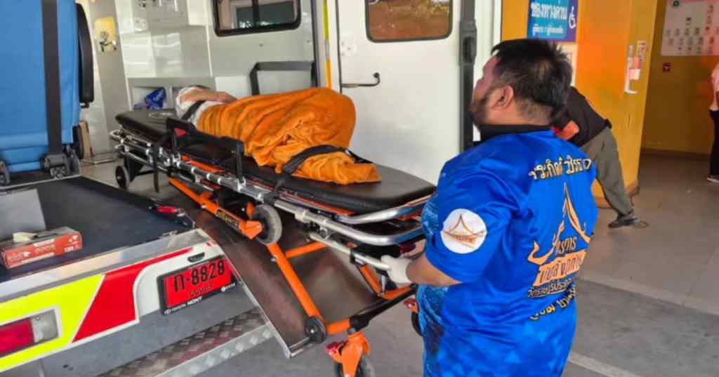 Una squadra di soccorso d'emergenza trasporta una donna anziana, scoperta essere ancora viva dopo essere stata considerata deceduta, a un ospedale locale prima della sua cremazione programmata presso il tempio Wat Rat Prakhong Tham, provincia di Nonthaburi, Thailandia, il 23 novembre 2025. Wat Rat Prakhong Tham/AP