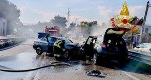 Scontro frontale sulla Palermo Sciacca, quattro feriti e una vettura in fiamme