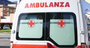 Ascensore si apre senza cabina: donna di 72 anni precipita nel vano