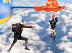 Si lancia col paracadute ma resta agganciato all’ala, momenti di terrore: il video