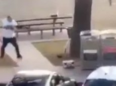 Bondi Beach, passante affronta un killer armato: il video è sconvolgente