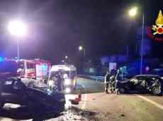 Scontro frontale tra due auto, morta una mamma di 33 anni