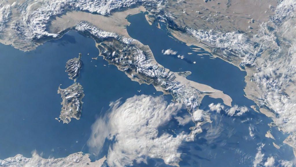 Italia vista dal satellite con maltempo al Sud e sole al Centro-Nord in vista dell’Immacolata 2025.