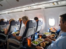 Cibo in aereo, l’ex hostess rompe il silenzio: “Quello non lo mangerei mai”