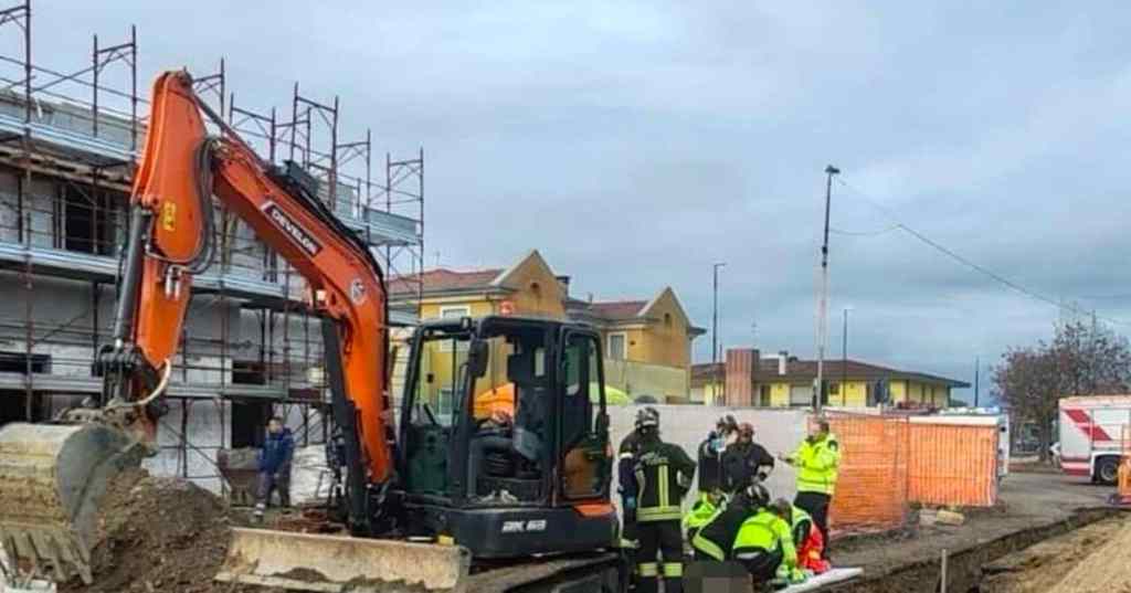 Operaio travolto dalla terra durante i lavori sulle tubature del gas