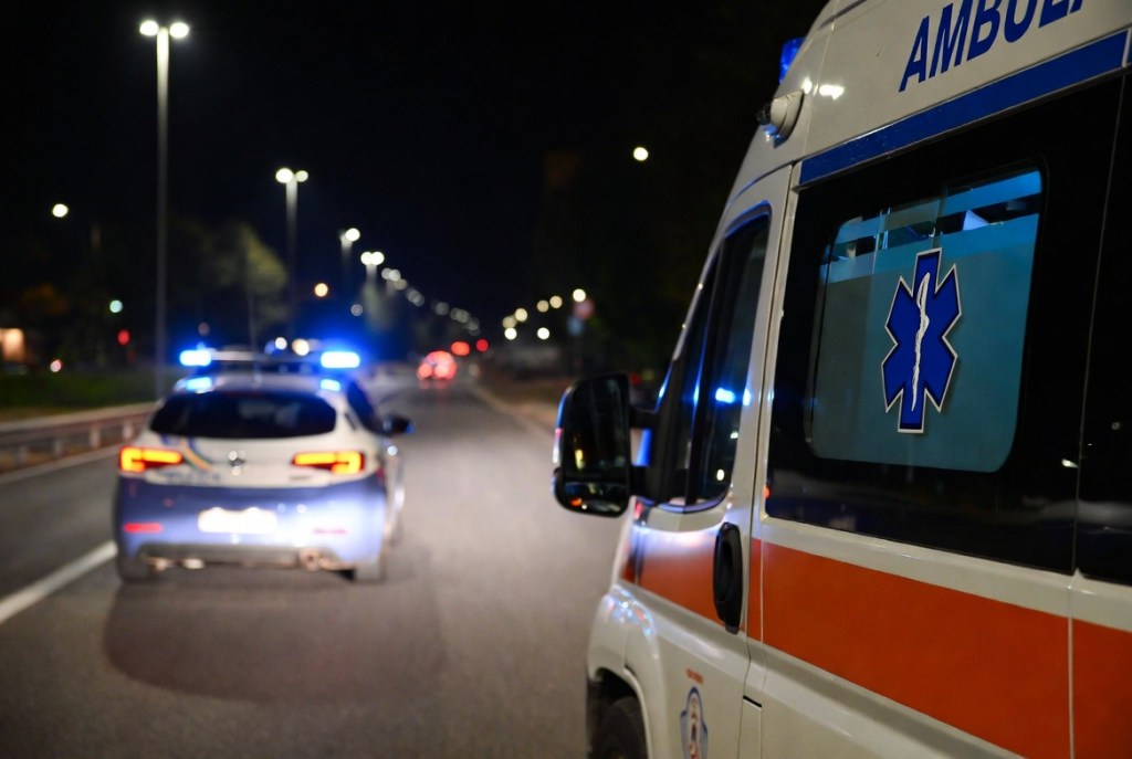 Auto della polizia e ambulanza.