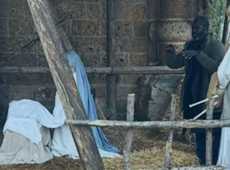 Finge di essere un Re Magio nel presepe per sfuggire all’arresto: scoperto dal sindaco