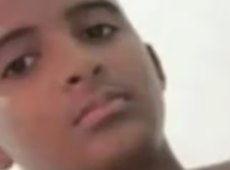 Gioca in mare con gli amici, poi l’attacco: 13enne ucciso da uno squalo