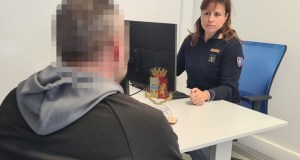 Chiede 5 mila euro per restituire un’auto, arrestata una donna di 42 anni