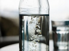 L’acqua che bevi ogni giorno nasconde questo problema