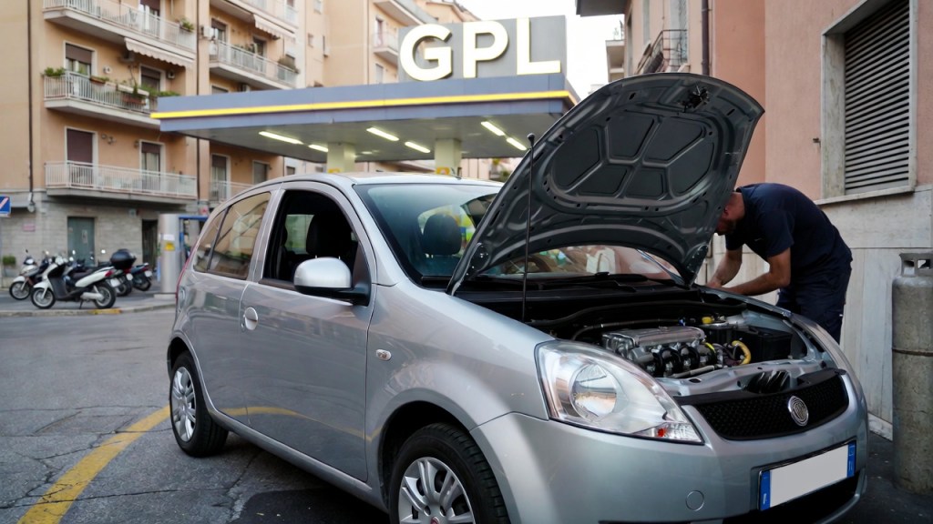 Auto a benzina trasformata a GPL: incentivi retrofit 2026 del governo italiano