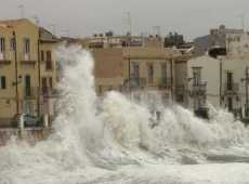 Ciclone Harry, onde fino a 10 metri e pioggia record: cronaca di un evento estremo