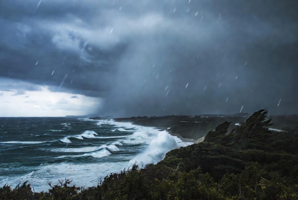 Maltempo in Sardegna con pioggia intensa e mare agitato (IA/Grok)