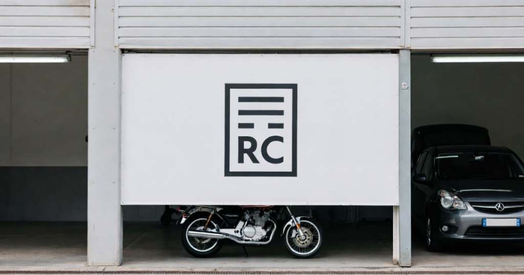 Moto e auto ferme in garage con riferimento all’assicurazione obbligatoria RC secondo la nuova normativa europea