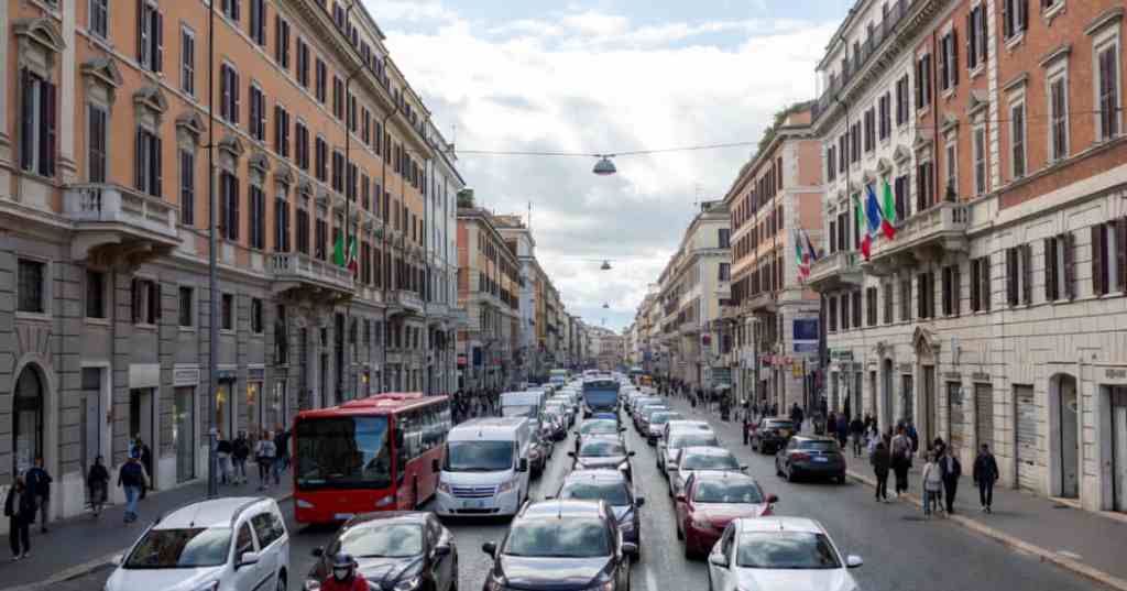 Traffico. Immagine: IA (Grok).